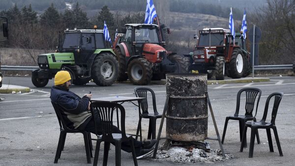 مزارع يوناني يجلس بجوار جراره لليوم الرابع احتجاجاً على سياسة خفض الدخل، اليونان 2 فبراير/ شباط 2017 - سبوتنيك عربي