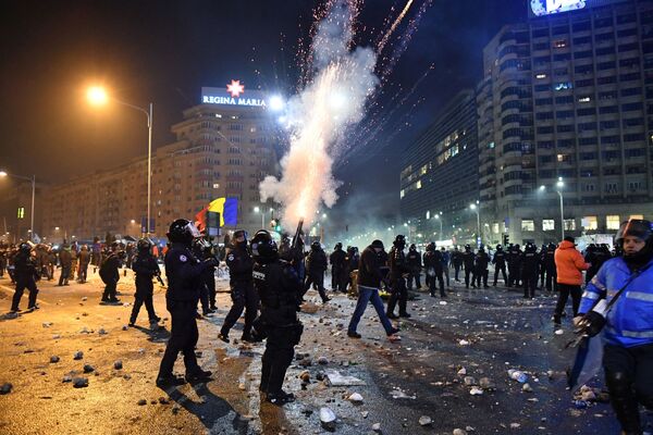 شرطة الشغب في رومانيا تحاول تفرقة المظاهرات وسط العاصمة بوخارست، رومانيا 1 فبراير/ شباط 2016 - سبوتنيك عربي