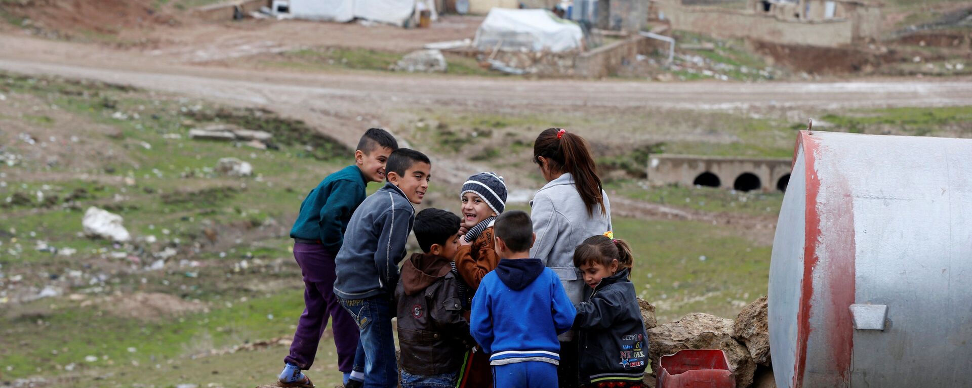 أيمن يلعب مع أطفال آخرين في دهوك، العراق 31  يناير/ كانون الثاني 2017 - سبوتنيك عربي, 1920, 31.01.2022