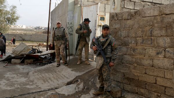 قوات الجيش العراقي تقف خارج منزل والدا أيمن - سبوتنيك عربي