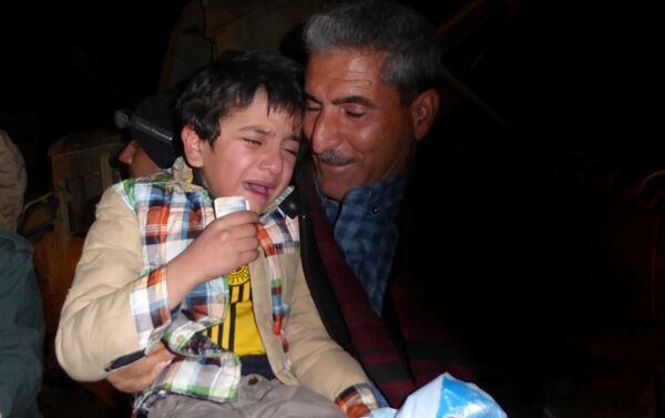 أيمن يبكي لدى رؤيته لابن عمه عند نقطة التفتيش على الحدود الكردية وعودته إلى عائلته الحقيقية، 28 يناير/ كانون الثاني 2017 - سبوتنيك عربي