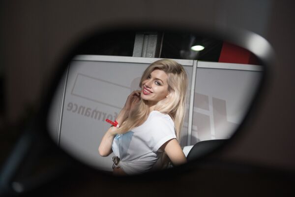 عارضات أثناء عرض للسيارات Motorsport Expo في سوكولنيكي بموسكو - سبوتنيك عربي