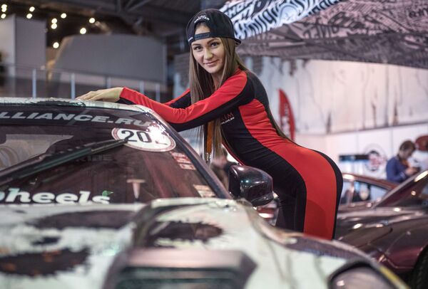 عارضات أثناء عرض للسيارات Motorsport Expo في سوكولنيكي بموسكو - سبوتنيك عربي