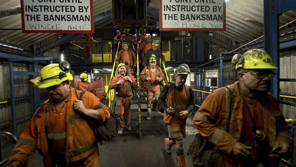Miners leave after working the final shift at Kellingley Colliery on its last day of operation in north Yorkshire, England, December 18, 2015 - سبوتنيك عربي