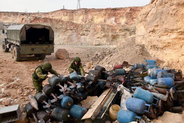 خبراء إزالة الألغام من المركز الدولي لإزالة الألغام التابع للقوات المسلحة الروسية في الأحياء السكنية في حلب في سوريا - سبوتنيك عربي