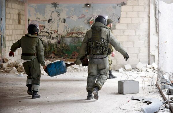 خبراء إزالة الألغام من المركز الدولي لإزالة الألغام التابع للقوات المسلحة الروسية في الأحياء السكنية في حلب في سوريا - سبوتنيك عربي