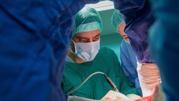 Professor Vsevolod Matveyev, Head of the Urology Department at the Russian Ministry of Healthcare Blokhin Russian Oncological Research Center during a surgery. (File) - سبوتنيك عربي