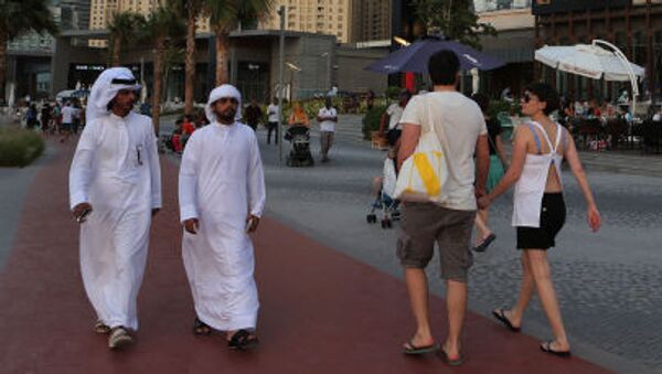 Туристы и местные жители на улице Дубая, ОАЭ - سبوتنيك عربي