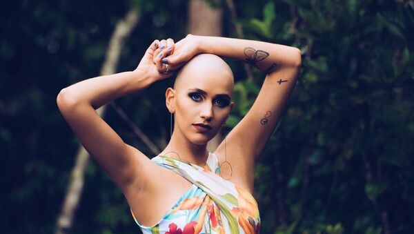 فتاة برازيلية تصبح مشهورة بغض النظر عن مرض السرطان - سبوتنيك عربي
