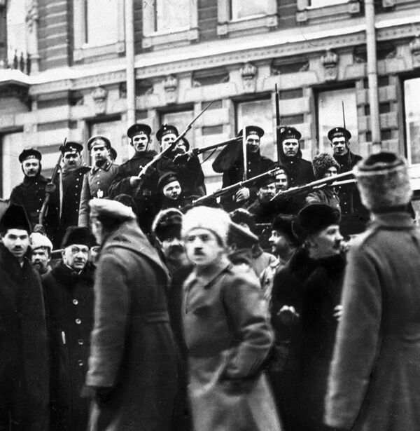 بحارة الطراد أورورا ينضموم إلى الشعب المنتفض خلال الثورة في بتروغراد، فبراير/ شباط 1917. - سبوتنيك عربي