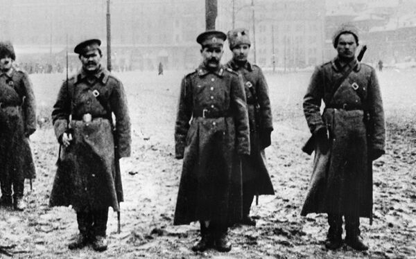 الجنود يرافقون ضابطاً قبض عليه خلال ثورة فبراير البرجوازية الديموقراطية، عام 1917 - سبوتنيك عربي