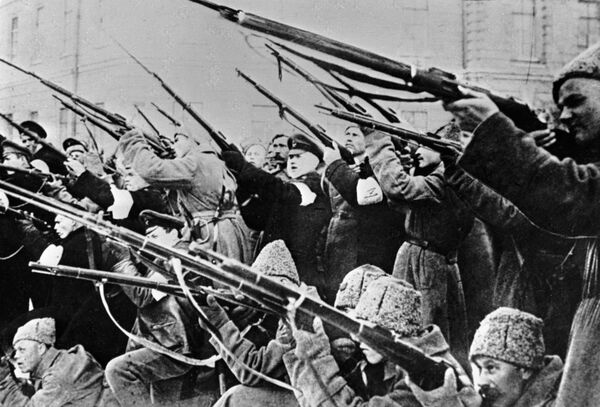 الجنود يطلقون النار على كمائن الشرطة الإمبراطورية خلال ثورة فبراير البرجوازية الديموقراطية، عام 1917 - سبوتنيك عربي