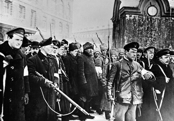 الثوريون المنتفضون يتوجهون إلى قصر تافريتشسكي خلال الثورة، بتروغراد فبراير/ شباط 1917. - سبوتنيك عربي
