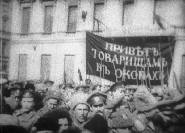 الجنود يتجمعون في مسيرات مناهضة للإمبراطور في بتروغراد خلال ثورة فبراير البرجوازية الديموقراطية، عام 1917 - سبوتنيك عربي