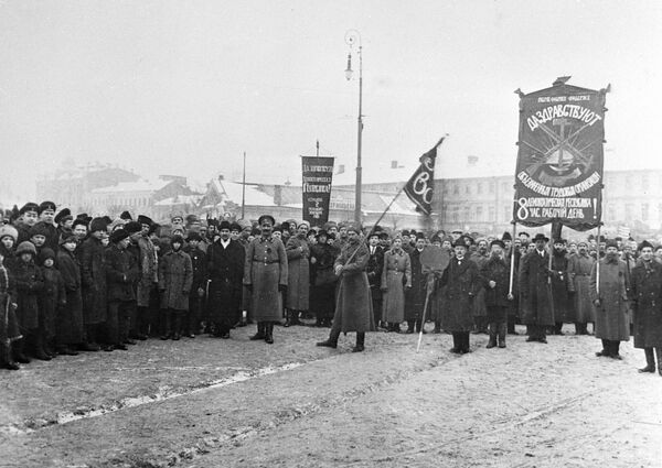عمال مصنع فابيرجي وجنود الاحتياط من كتيبة موسكو العسكرية الثانية خلال الثورة، فبراير/ شباط 1917. - سبوتنيك عربي