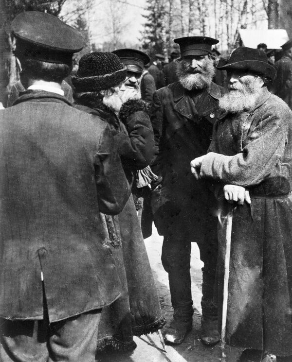 المواطنون في بتروغراد يتناقشون أحداث ثورة فبراير البرجوازية الديموقراطية، عام 1917 - سبوتنيك عربي