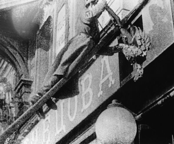 جندي ينزع شعار الإمبراطورية في بتروغراد خلال ثورة فبراير البرجوازية الديموقراطية، عام 1917 - سبوتنيك عربي