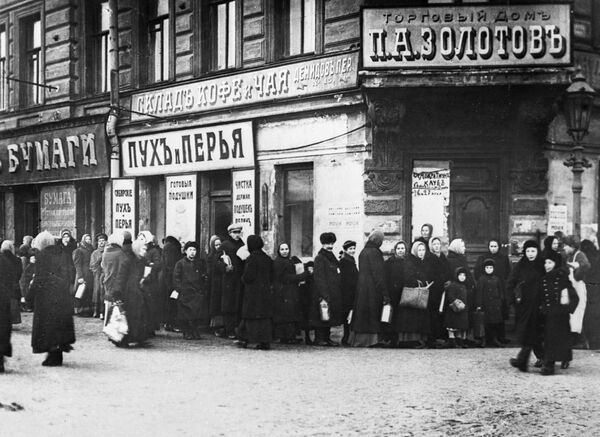 المواطنون في بتروغراد يقفون في طابور إلى بقالة خلال ثورة فبراير البرجوازية الديموقراطية، عام 1917 - سبوتنيك عربي