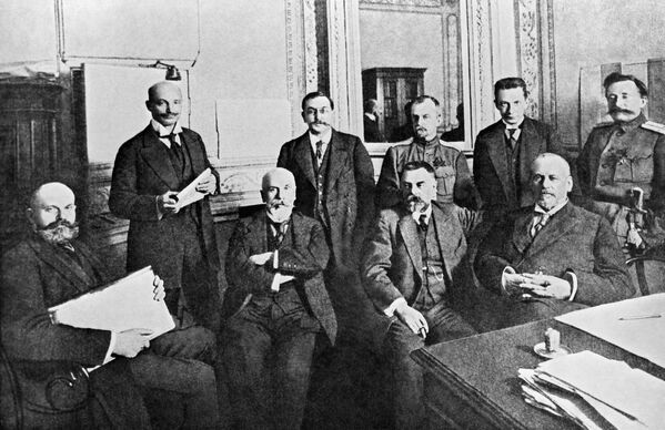لجنة مجلس الدوما الحكومية المؤقتة (المجلس) عام 1917، والمكون من قبل كبار أعضاء المجلس في 27 فبراير/شباط (12 مارس وفق التقويم القديم) في بتروغراد، وذلك في يوم انتصار ثورة فبراير في روسيا. - سبوتنيك عربي