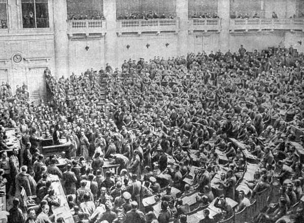 اجتماع السوفيت في بتروغراد ووفود الجيش في قصر تافريتشسكي خلال ثورة فبراير البرجوازية الديموقراطية، عام 1917 - سبوتنيك عربي