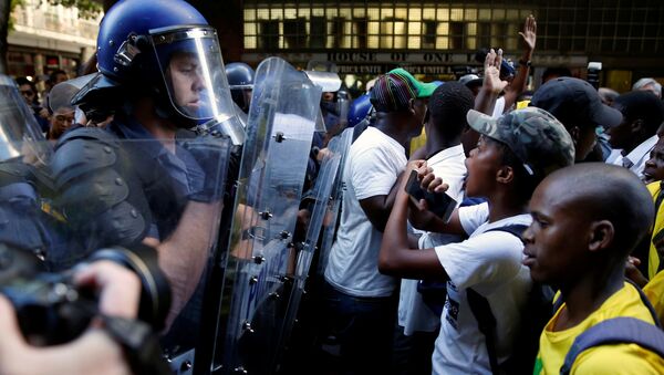 مواجهات بين متظاهرين والشرطة أمام البرلمان في جنوب أفريقيا - سبوتنيك عربي