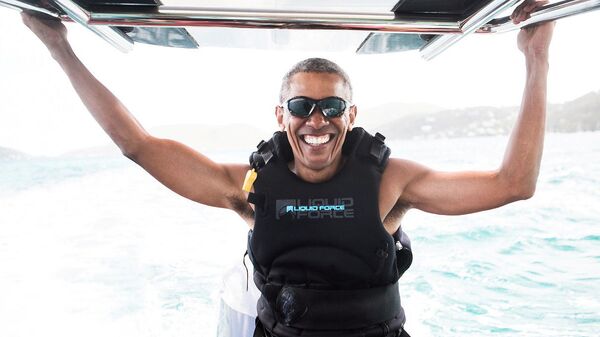 الرئيس الأمريكي السابق باراك أوباما خلال قضاء عطلته في جزر فيرجين، 7 فبراير/ شباط 2017 - سبوتنيك عربي