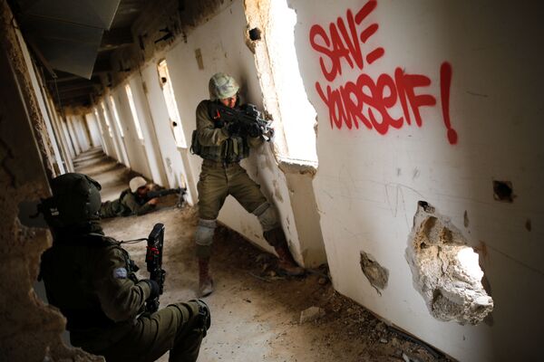 عناصر الجيش الإسرائيلي من كتيبة نحال انفنتري خلال التدريبات والمناورات العسكرية في جنوب إسرائيل، 8 فبراير/ شباط 2017 - سبوتنيك عربي