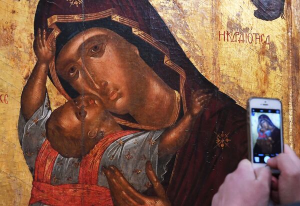 لوحة (أيقونة) اسمها مريم العذراء والطفل في افتتاح لمعرض أعمال فنية نادرة تعود إلى الزمن البيزنطي في معرض تريتياكوفسكايا غاليريا في موسكو، روسيا - سبوتنيك عربي
