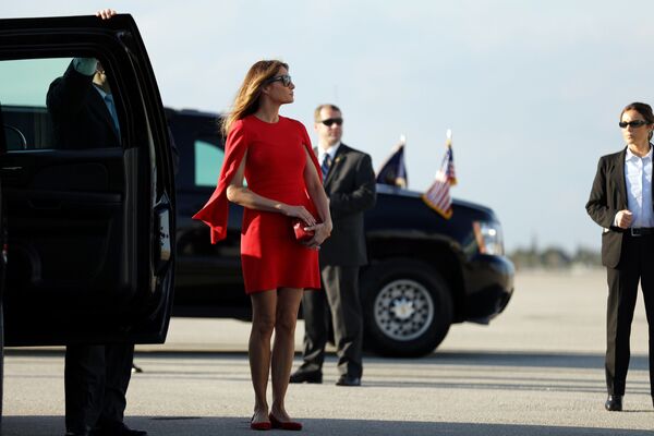 السيدة الأولى ميلانيا ترامب تصل لترحب بزوجها دونالد ترامب (ليس في الصورة) في مطار ويست بالم الدولي في فلوريدا، الولايات المتحدة 3 فبراير/ شباط 2017 - سبوتنيك عربي