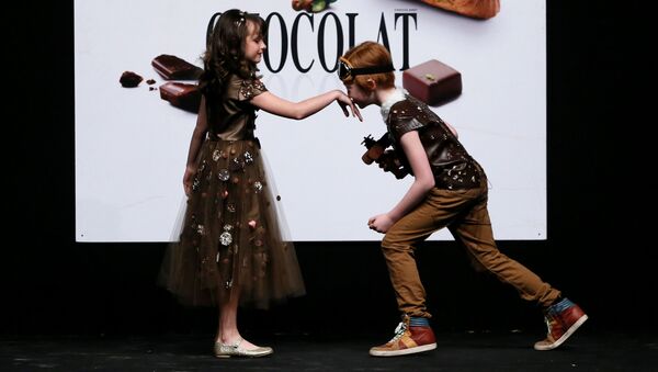 أطفال يرتدون أزياء مصنوعة من الشوكولاته في معرض للشوكولاتة - لو صالون دو شوكولا (Le Salon du Chocolat - Chocoladesalon) في بروكسل، بلجيكا 9 فبراير/ شباط 2017. - سبوتنيك عربي