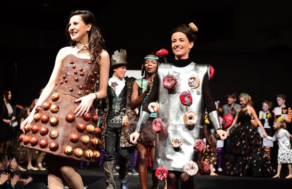 عارضات ترتدي أزياء مصنوعة من الشوكولاته في معرض للشوكولاتة - لو صالون دو شوكولا (Le Salon du Chocolat - Chocoladesalon) في بروكسل، بلجيكا 9 فبراير/ شباط 2017. - سبوتنيك عربي