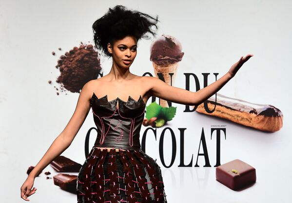 عارضات ترتدي أزياء مصنوعة من الشوكولاته في معرض للشوكولاتة - لو صالون دو شوكولا (Le Salon du Chocolat - Chocoladesalon) في بروكسل، بلجيكا 9 فبراير/ شباط 2017. - سبوتنيك عربي