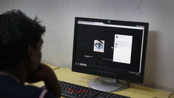 An Indian youth uses the internet at a cyber cafe in Allahabad, India. - سبوتنيك عربي