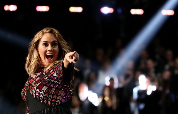 المغنية البريطانية أديل (Adele) خلال أدائها لأغنية Hello  الحفل الـ 59 لتوزيع جوائز غرامي الموسيقية في لوس أنجلوس، كاليفورنيا، الولايات المتحدة 12 فبراير/ شباط 2017 - سبوتنيك عربي