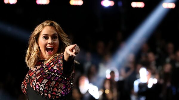 المغنية البريطانية أديل (Adele) خلال أدائها لأغنية Hello  الحفل الـ 59 لتوزيع جوائز غرامي الموسيقية في لوس أنجلوس، كاليفورنيا، الولايات المتحدة 12 فبراير/ شباط 2017 - سبوتنيك عربي