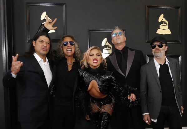 المغنية Lady Gaga وأعضاء الفرقة الموسيقية Metallica  خلال الحفل الـ 59 لتوزيع جوائز غرامي الموسيقية في لوس أنجلوس، كاليفورنيا، الولايات المتحدة 12 فبراير/ شباط 2017 - سبوتنيك عربي