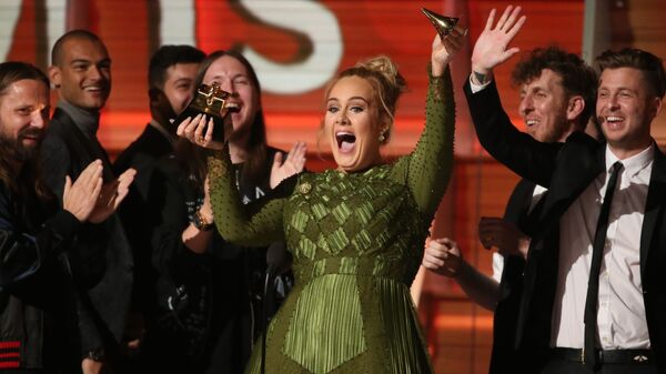 المغنية البريطانية أديل (Adele) تحقق رقماً قياسياً من عدد جوائز غرامي (Annual Grammy Awards) التي حصلت عليها أغنية Helloالحفل الـ 59 لتوزيع جوائز غرامي الموسيقية في لوس أنجلوس، كاليفورنيا، الولايات المتحدة 12 فبراير/ شباط 2017 - سبوتنيك عربي