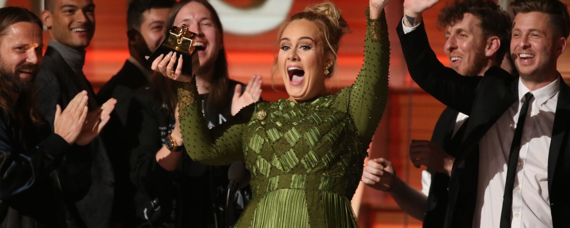 المغنية البريطانية أديل (Adele) تحقق رقماً قياسياً من عدد جوائز غرامي (Annual Grammy Awards) التي حصلت عليها أغنية Helloالحفل الـ 59 لتوزيع جوائز غرامي الموسيقية في لوس أنجلوس، كاليفورنيا، الولايات المتحدة 12 فبراير/ شباط 2017 - سبوتنيك عربي, 1920, 06.01.2022