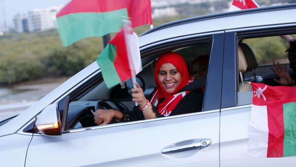 امرأة عمانية تقود السيارة - سبوتنيك عربي