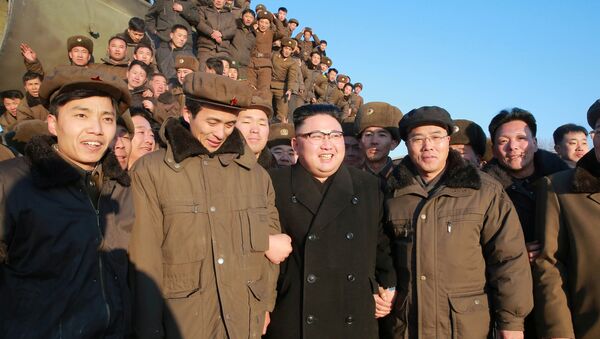 زعيم كوريا الشمالية يتابع عن قرب عملية اختبار لإطلاق صاروخ Pukguksong-2، بيونغيلنغ، كوريا الشمالية 13 فبراير/ شباط 2017 - سبوتنيك عربي