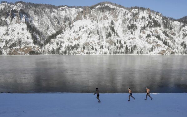 محبو السباحة الشتوية في بلدة ديفنوغورسك، سيبيريا، روسيا - سبوتنيك عربي