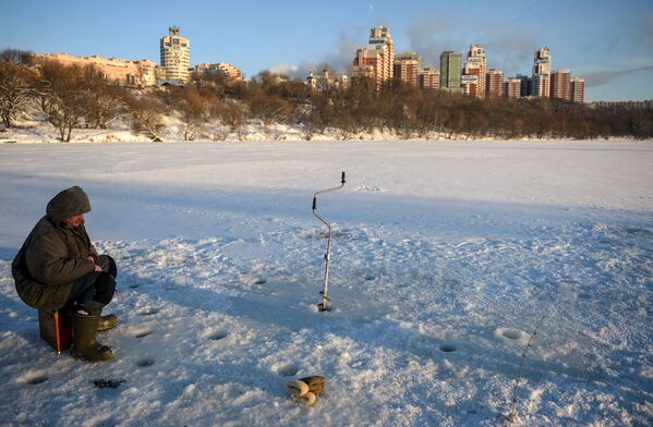 الصيد في نهر موسكو، درجة الحرارة 27 تحت الصفر - سبوتنيك عربي