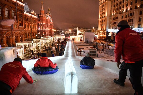 التزلج من على تلة ثلجية في موسكو - سبوتنيك عربي
