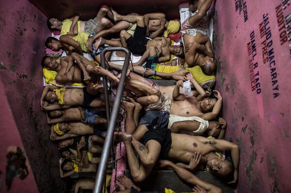 جائزة صورة الصحافة العالمية لعام 2017 (World Press Photo 2017) -  فئة أخبار عامة - اسم الصورة الحياة داخل سجن الفلبين ( Life Inside The Philippines' Most Overcrowded Jail) - المرتبة الأولى للمصور نويل سيليس - سبوتنيك عربي