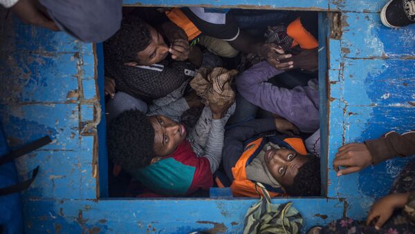 جائزة صورة الصحافة العالمية لعام 2017 (World Press Photo 2017) - فئة تغطية إخبارية للحدث - اسم الصورة الهجرة عبر المتوسط (Mediterranean Migration) - المرتبة الثالثة للمصورماثيو ويلكوكس - سبوتنيك عربي