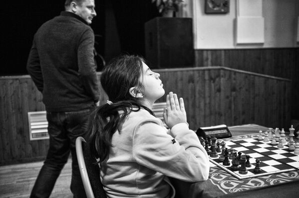 جائزة صورة الصحافة العالمية لعام 2017 (World Press Photo 2017) - فئة أخبار الرياضة - اسم الصورة بطولة الشطرنج لليافعين  (Youth Chess Tournaments) - المرتبة الثانية للمصور مايكل هانكي - سبوتنيك عربي