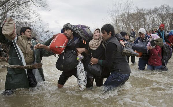 جائزة صورة الصحافة العالمية لعام 2017 (World Press Photo 2017) - فئة مشاكل العصر - اسم الصورة عبور المهاجرين  ( Migrant Crossing) - المرتبة الثانية  للمصور فاديم غريدا - سبوتنيك عربي