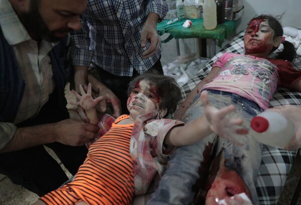 جائزة صورة الصحافة العالمية لعام 2017 (World Press Photo 2017) - فئة تغطية إخبارية للحدث (سوريا) - اسم الصورة إسعاف طفلة جريحة (Medics Assist a Wounded Girl) - المرتبة الثانية للمصور عبد الدوماني - سبوتنيك عربي