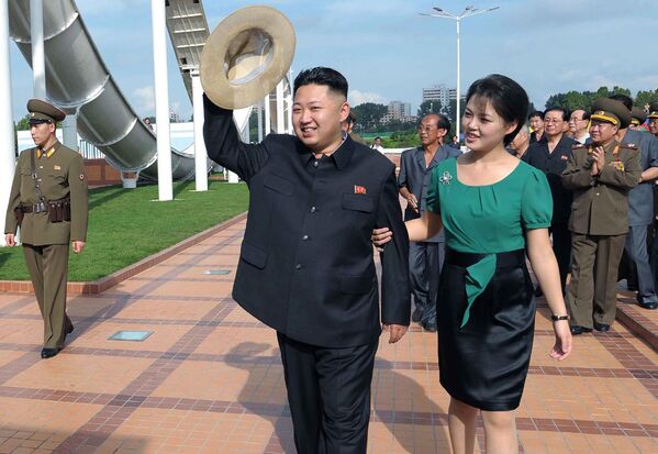 زعيم كوريا الشمالية كيم يونغ آن برفقة زوجته ري سول جو - سبوتنيك عربي