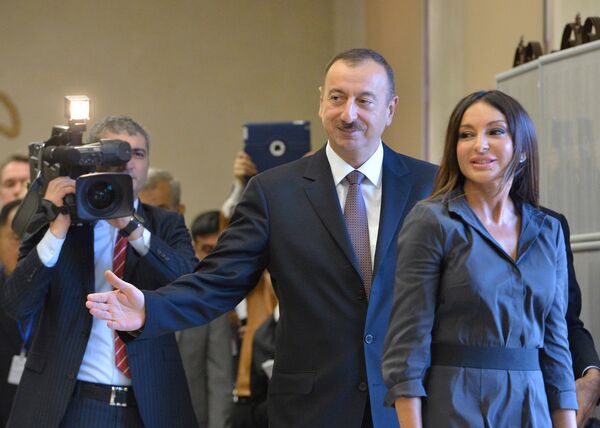 الرئيس الأذربيجاني الحالي إلهام علييف برفقة زوجته مهربان - سبوتنيك عربي